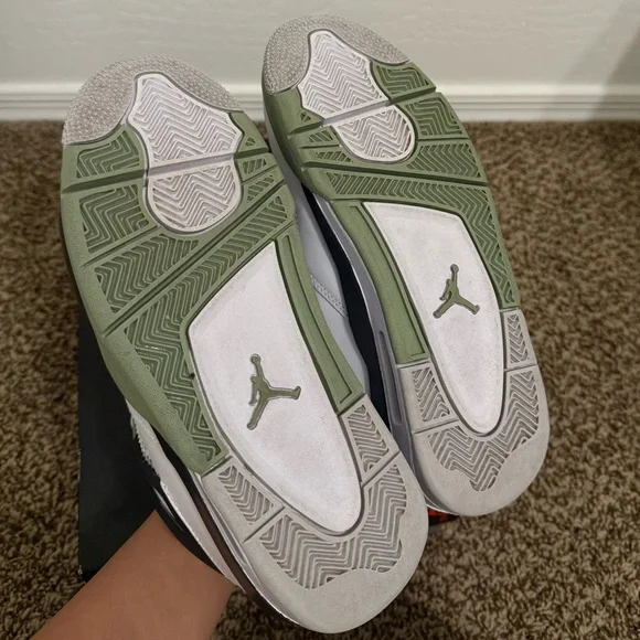 Women’s Jordan Seafoam 4s - Picture 3 of 7